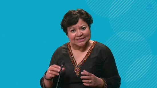 Image of Vismita Gupta-Smith explaining COVID-19 vaccine